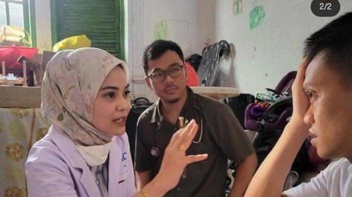 KURNIA MEIGA DIPERIKSA - Mantan kiper Timnas Indonesia, Kurnia Meiga saat diperika dokter yang dikirimkan Ketua PSSI, Erick Thohir tahun lalu. Mantan istri bongkar kebohongan Kurnia Meiga pada dokter yang dikirim Erick Thohir. Azhiera Adzka Fathir cerita saat dokter periksa Kurnia Meiga