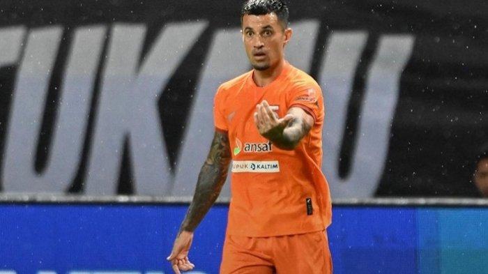 Aksi satu bintang Borneo FC Stefano Lilipaly di pertandingan kontra Persebaya Surabaya di Stadion Batakan Balikpapan.