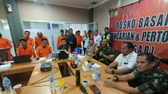 Kepala Kantor SAR Tarakan, Syahril dan Komandan Lanud Anang Busra, Kolonel Pnb Bambang Sudewo merilis soal perkembangan terbaru pesawat Smart Air yang hilang kontak. Pesawat sudah ditemukan.