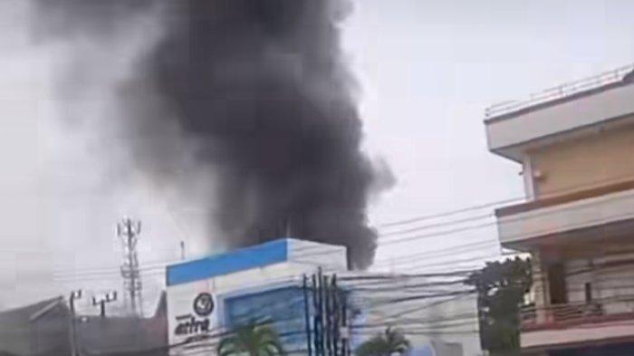 Kebakaran di Jalan MT Haryono, Kota Balikpapan Kalimantan Timur, Sabtu (9/3/2024). Foto tangkap layar video amatir