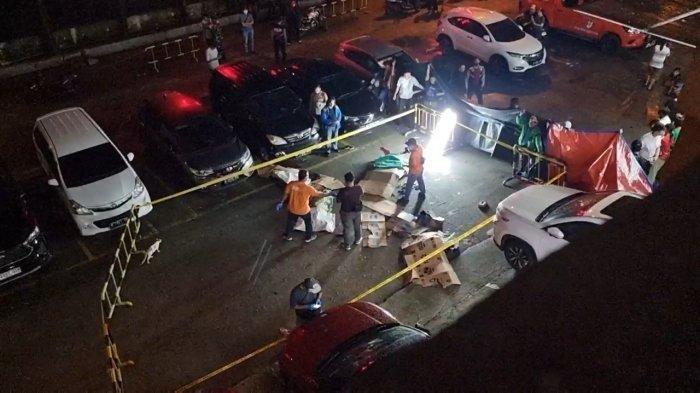 Polisi melakukan olah TKP di tempat kejadian empat orang sekeluarga tewas usai melompat dari rooftop lantai 21 Apartemen Teluk Intan, Kelurahan Pejagalan, Penjaringan, Jakarta Utara, Sabtu (9/3/2024). Berikut analisis pakar psikologi klinis menanggapi kasus sekeluarga yang mengakhiri hidup dengan lompat dari lantai 21 apartemen di Jakarta.
