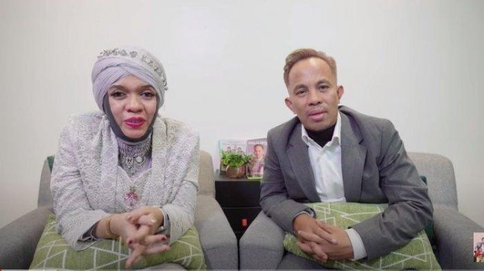HALILINTAR ASMID BERSAMA ISTRI - Inilah profil dan biodata Halilintar Anofial Asmid, atau biasa yang dikenal dengan ayah Atta Halilintar yang belakangan ini viral di sosial media.