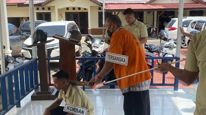 Nampak pelaku pemperagakan saat menganiayaan korban hingga tewas, Kamis (14/3/2024).TRIBUNKALTIM.CO/FEBRIAWAN