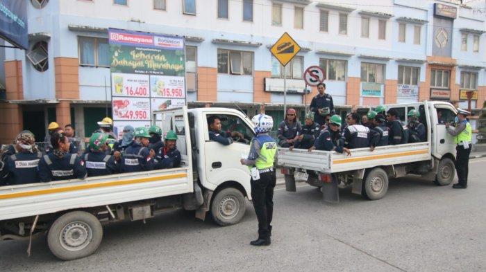 POLISI TILANG PENGENDARA - Petugas Satlantas Polresta Balikpapan menindak tegas pelanggar lalu-lintas dalam Operasi Keselamatan Mahakam, Kamis (14/3/2024) pagi. Sebanyak 40 pengendara yang menggunakan helm proyek dan 2 kendaraan angkut orang ilegal ditilang.