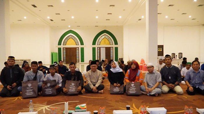 SAHUR RAMADHAN PPU - Pj Bupati Penajam Paser Utara, Makmur Marbun saat sahur bersama petugas kebersihan di Kabupaten Penajam Paser Utara, Jumat (15/3/2024). Pj Bupati Penajam Paser Utara, Makmur Marbun mengatakan bahwa kegiatan sahur bersama tersebut untuk mempererat tali silahturahmi antar sesama.