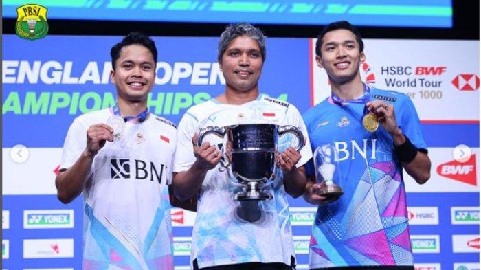 JUARA ALL ENGLAND 2024 - Jonatan Christie dan Anthony Sinisuka Ginting, juara dan runner up All England 2024 berfoto bersama pelatih tunggal putra, Coach Irwansyah di podium.