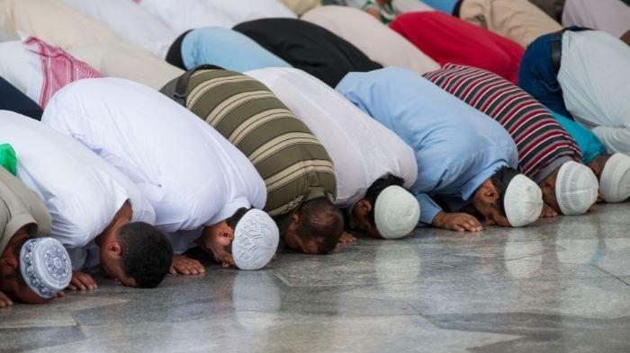 DOA SEBELUM BEKERJA - Kumpulan doa sebelum bekerja yang bisa diamalkan agar pekerjaan dilindungi Allah dan penuh keberkahan.