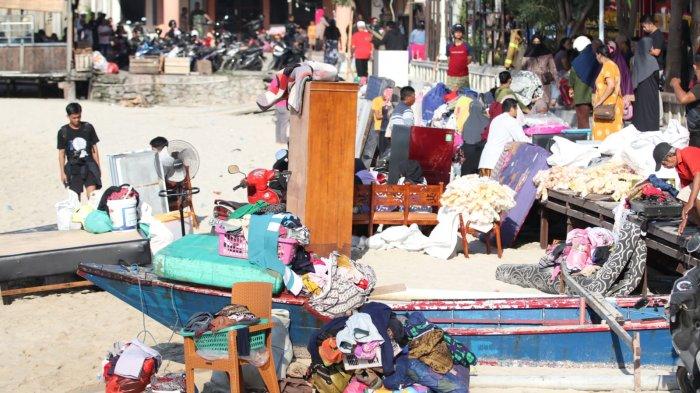 Sejumlah korban terdampak kebakaran di Klandasan Ulu Balikpapan mengungsi ke tepi pantai dekat lokasi kebakaran, Senin (18/3/2024).
