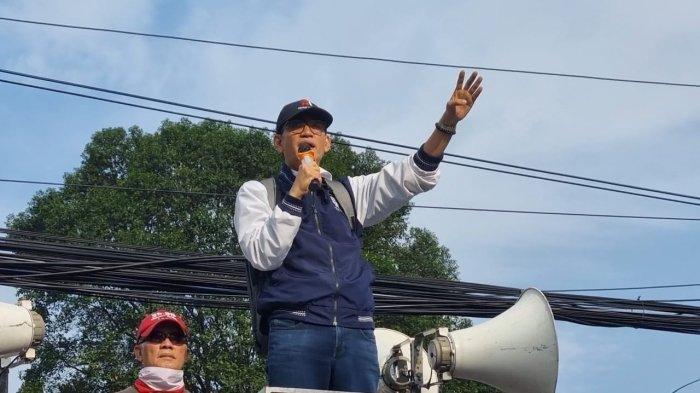 Jubir Timnas AMIN Refly Harun yang juga Pakar Hukum Tata Negara mengatakan bahwa ada hakim di Mahkamah Konstitusi (MK)