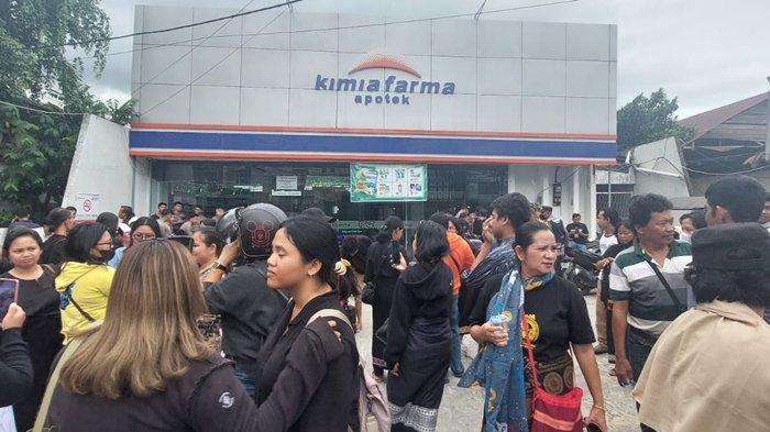 Apotek Kimia Farma, Jalan Hidayatullah, Samarinda, digeruduk keluarga korban.
