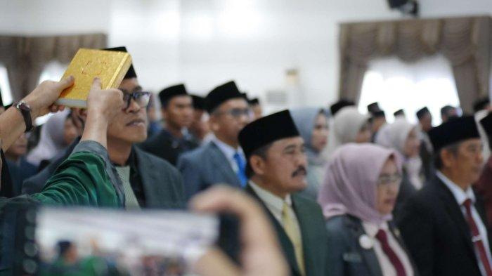 KEPALA DINAS DIROMBAK - Edy Foreswanto berdampingan dengan Mucholis Edy Prabowo dan pejabat lain diambil sumpahnya dalam pelantikan yang dilaksanakan di Pendopo Wali Kota Bontang, Kamis (21/3/2024). Wali Kota Basri Rase dalam sambutannya mengatakan mutasi jabatan ini adalah hal positif, dalam penyegaran di lingkungan pemerintahannya.