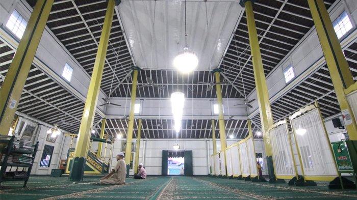 Tiang-tiang utama yang menopang Masjid Shirathal Mustaqiem di Samarinda, Kalimantan Timur. Tiang-tiang ini disebut merupakan salah satu yang masih asli semenjak masjid ini pertama dibangun sekitar tahun 1891.