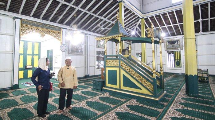Mimbar utama di Masjid Shirathal Mustaqiem, Samarinda, Kalimantan Timur yang digunakan pertama kali oleh Sultan Kutai, Aji Muhammad Sulaiman yang menjadi menjadi khatib dan imam shalat pertama di masjid yang juga dikenal dengan nama Masjid Tua ini.