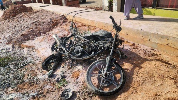 MOTOR TERBAKAR - Kondisi Motor milik PO yang terbakar di depan Kantor Pos Sangatta beberapa waktu lalu. Dari hasil penyelidikan dan keterangan PO bahwa tidak mempergunakan motor tersebut untuk melakukan pengetapan BBM di SPBU.
