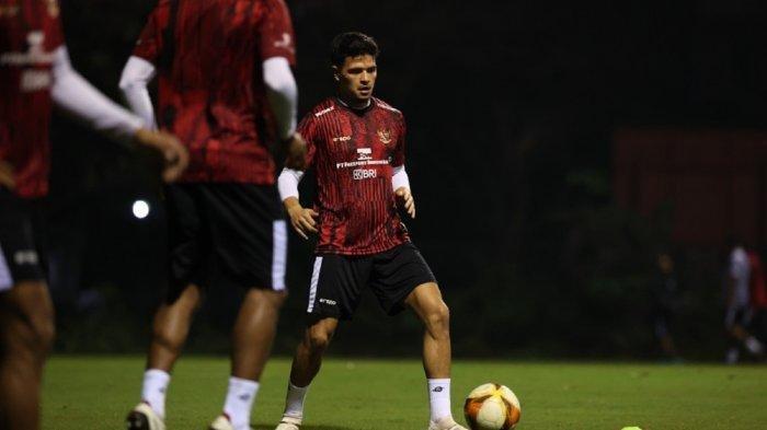 Ragnar Oratmangoen berharap bisa jalani debut bersama Timnas Indonesia saat tantang Timnas Vietnam.