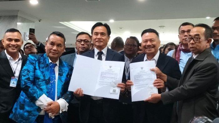 Pengacara Hotman Paris, Yusril Ihza Mahendra, dan Otto Hasibuan usai mendaftar sebagai pihak terkait untuk sengketa Pemilu 2024 di MK, Senin (25/3/2024) malam.