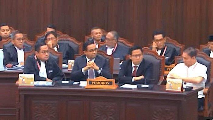 Sidang pemeriksaan gugatan hasil Pemilu 2024 tampak Capres/Cawapres nomor 01 Anies Baswedan dan Muhaimin Iskandar di ruang sidang Mahkamah Konstitusi, Rabu (27/3/2024)