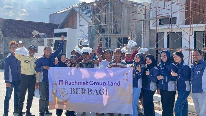 Ratusan makanan untuk berbuka puasa dibagikan oleh belasan karyawan Rachmat Group Land ke masyarakat sekitar.
