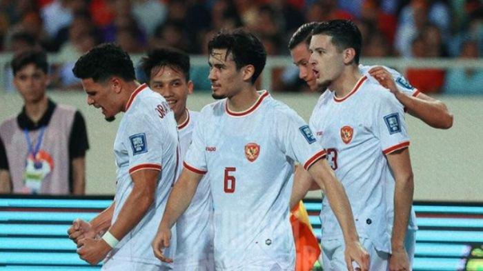 Potret Timnas Indonesia saat bertandang ke Vietnam di Kualifikasi Piala Dunia 2026. Skuat Garuda berhasil menang telak 3-0, berujung pemecatan pelatih Vietnam Philippe Troussier.