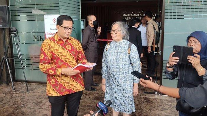 AMICUS CURIAE - Dosen Universitas Negeri Jakarta (UNJ) Ubedilah Badrun dan guru besar hukum Universitas Indonesia (UI) Sulistyowati Irianto, mewakili 303 guru besar, akademisi, dan kalangan masyarakat sipil melayangkan surat amicus curiae atau sahabat pengadilan kepada Mahkamah Konstitusi (MK) terkait 2 permohonan sengketa Pilpres 2024, Kamis (28/3/2024).
