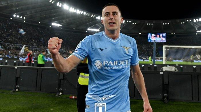 Selebrasi Adam Marusic setelah mencetak gol tunggal ke gawang Juventus pada pertandingan Liga Italia Serie A, Minggu (31/3/2024) di Stadion Olimpico Roma.