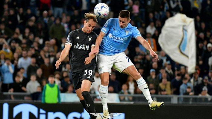 Adam Marusic memenangkan duel udara dengan Nikola Sekulov yang berbuah gol di menit akhir pada pertandingan Liga Italia Serie A Lazio vs Juventus, Minggu (31/3/2024) di Stadion Olimpico Roma.