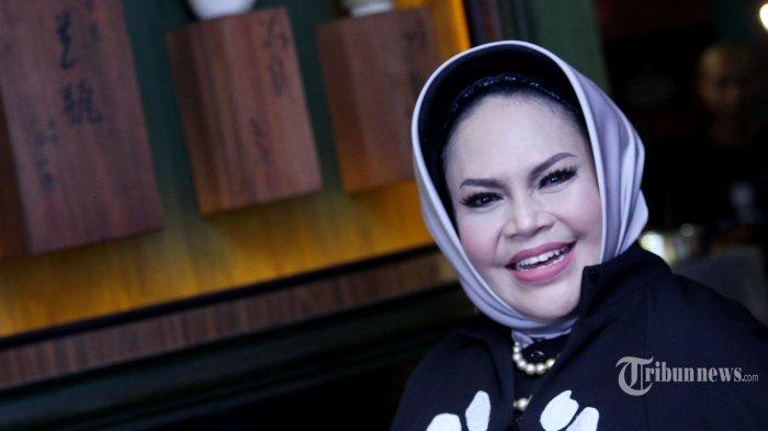 Artis Senior Hetty Koes Endang saat ditemui pada pada acara halal bihalal STARINA (Solidaritas Artis Indonesia) di kawasan Ahmad Dahlan, Jakarta Selatan, Senin (25/7/2016).