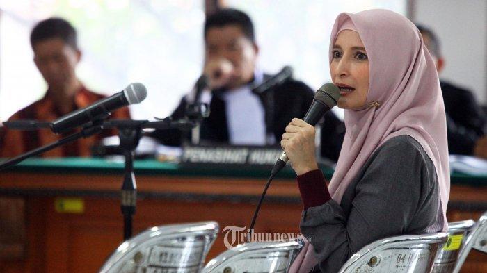 Inneke Koesherawati menjadi saksi dalam sidang kasus suap yang menjerat suaminya Fahmi Darmawansyah di Pengadilan Tipikor Bandung, Jalan LLRE Martadinata, Kota Bandung, Rabu (19/12/2018)