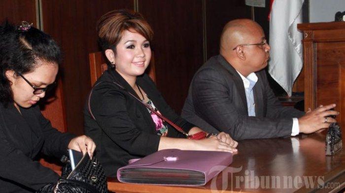Setelah menjalani proses persidangan yang panjang, penyanyi Joy Tobing (tengah) bernapas lega, setelah gugatan cerainya dikabulkan oleh majelis hakim Pengadilan Negeri JakartaSelatan, Rabu (2/10/2013). Joy yang kini telah resmi menjanda dari Daniel Sinambela ini mengaku puas karena hak asuh anak semata wayangnya yang bernama Joshua Miracle Bonagabe, jatuh ke tangannya.