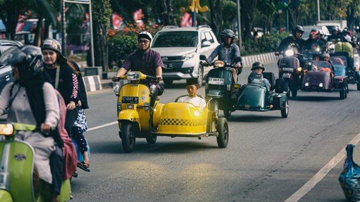 Puluhan scooterist vespa klasik saat riding bersama anak panti asuhan Al Maa'uun mengelilingi Kota Samarinda, Jumat (29/3/2024).