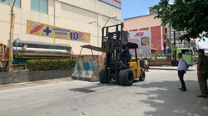 Dishub Samarinda saat melakukan pemasangan 41 barier di kawasan Mal SCP. Hal ini dilakukan untuk mengatasi jukir liar dan parkir di tepi jalan yang menimbulkan kemacetan.