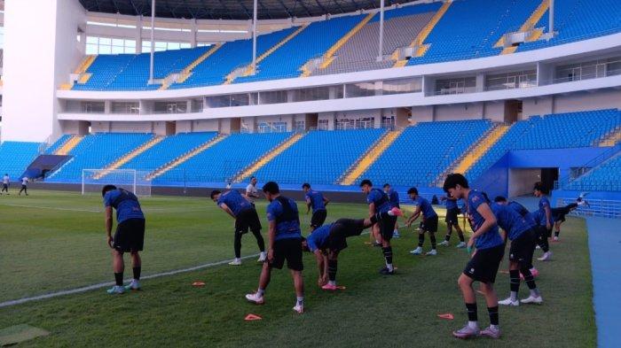 PSM Makassar bersiap menghadapi Persita Tangerang di Stadion Batakan, Balikpapan, dengan tujuan meraih tiga poin untuk memperbaiki posisi klasemen. Sementara Persita Tangerang optimistis memaksimalkan hasil melawan PSM dan berharap membawa pulang tiga poin.