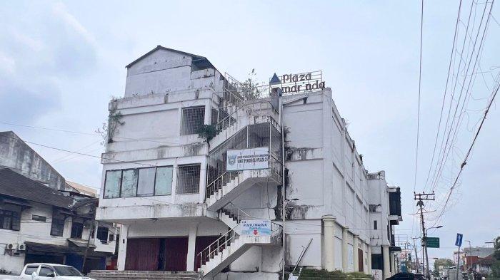 POTENSI PARKIRAN SAMARINDA - Gedung Plaza 21 Samarinda hanya mampu menampung sebanyak kurang lebih 20 unit kendaraan. Harapan Dishub Samarinda dapat membantu penyediaan lahan parkir agar menghindari praktik jukir liar di Kawasan Citra Niaga.TRIBUNKALTIM.CO/SINTYA ALFATIKA SARI