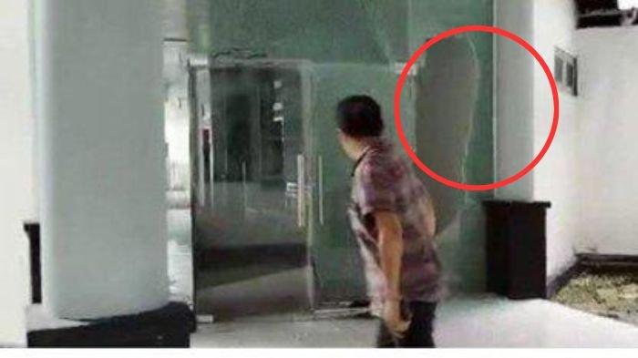 Pintu kaca kantor pecah akibat ulah 2 anggota DPRD Maluku Tengah yang ngamuk karena THR belum cair hingga viral di media sosial.