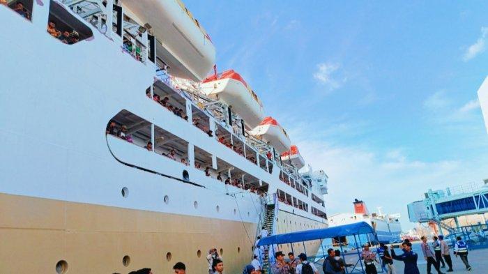 MUDIK LEBARAN BALIKPAPAN - Situasi arus mudik di kawasan pelabuhan Semayang Balikpapan, Kalimantan Timur, dipadati oleh ribuan penumpang yang menunggu jadwal keberangkatan kapal.