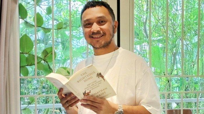 Penyanyi Giring Ganesha berbincang bersama Wartakotalive.com di rumahnya, kawasan Bintaro, Jakarta Selatan, Jumat (5/4/2024). Giring Ganesha meminta maaf atas niatnya untuk reuni bersama Nidji.