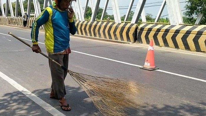 INDRAMAYU VIRAL - penyapu uang receh atau koin di Jembatan Sewo, Indramayu, Jawa Barat. Viral foto dan video warga berjejer pegang sapu di pinggir jalan di Indramayu. Tradisi penyapu koin, legenda Saedah Saeni dan Jembatan Sewo