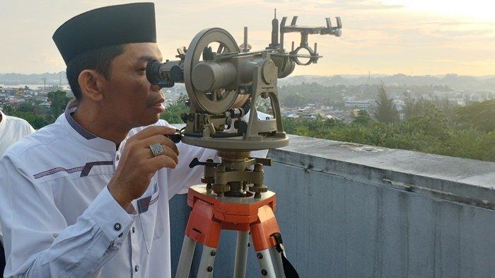 Pengurus Kanwil Kemenag Kaltim menggelar pemantauan hilal untuk menentukan Idul Fitri 1445 Hiriyah di Kota Samarinda, Selasa (9/4/2024). Terpantau hilal 6 derajat lebih dan masuk kriteria MABIMS.