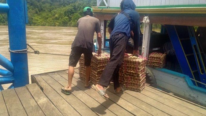 Proses pengangkutan barang di pelabuhan Ujoh Bilang, Mahakam Ulu.