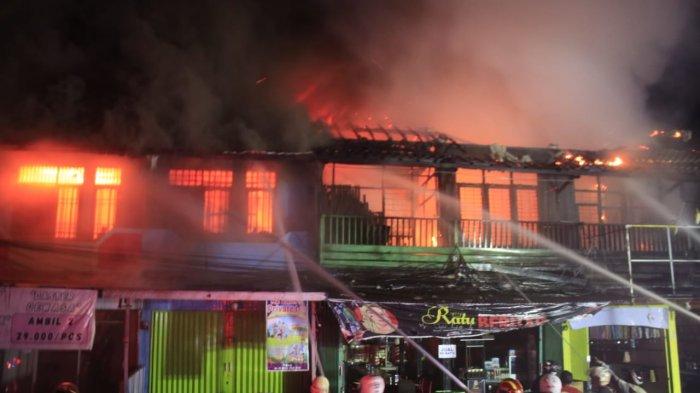 KEBAKARAN RUKO SAMARINDA - Sejumlah pemadam dibantu petugas memadamkan api yang membakar 4 ruko di jalan Pelita Kecamatan Sungai Pinang Kota Samarinda, Provinsi Kalimantan Timur, Senin (15/4/2024).