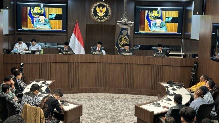 Dewan Kehormatan Penyelenggara Pemilu (DKPP) menggelar sidang pembacaan putusan sejumlah perkara dugaan pelanggaran kode etik penyelenggara Pemilu 2024, di Ruang Sidang Utama Gedung DKPP, Jalan Abdul Muis, Jakarta Pusat, Rabu (20/3/2024).