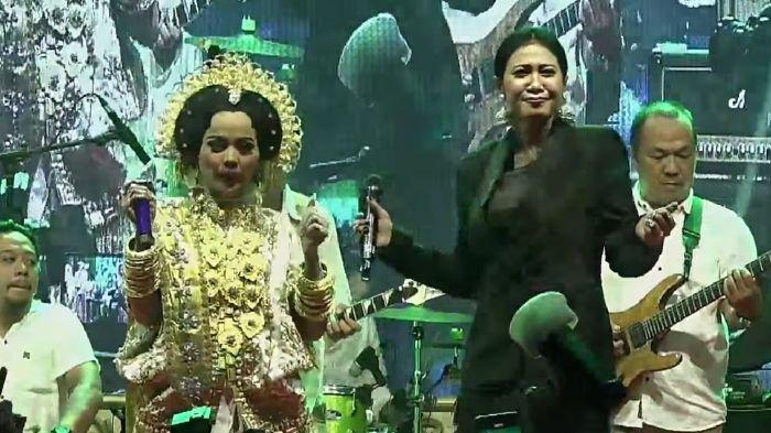 PERNIKAHAN PUTRI ISNARI - Kumpulan momen cantik Putri Isnari D'Academy ketika bernyanyi saat resepsi pernikahannya di BSCC Dome, Balikpapan pada Sabtu, 20 April 2024.