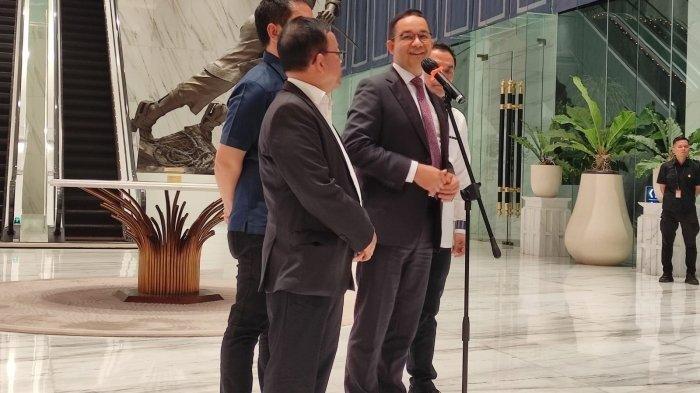 Calon presiden (Capres) nomor urut 1, Anies Baswedan, beri keterangan pers usai bertemu dengan Ketua Umum Partai NasDem Surya Paloh di NasDem Tower, Jakarta, Senin (22/4/2024).