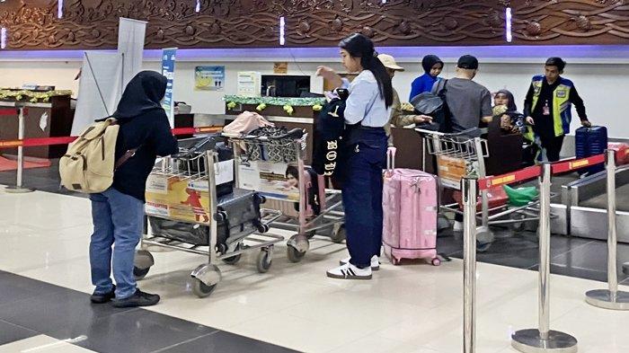 PELAYANAN BANDARA KALIMARAU - Suasana Bandara Kalimarau Berau, Kalimantan Timur. Syarat untuk keluar dari Bandara Kalimarau harus menggunakan TapCash BNI. Pihak Bandara Kalimarau Berau sudah melakukan koordinasi dengan Bank BRI, Bank Mandiri, dan Bank BCA terkait dengan kerjasama penggunaan kartu elektronik.