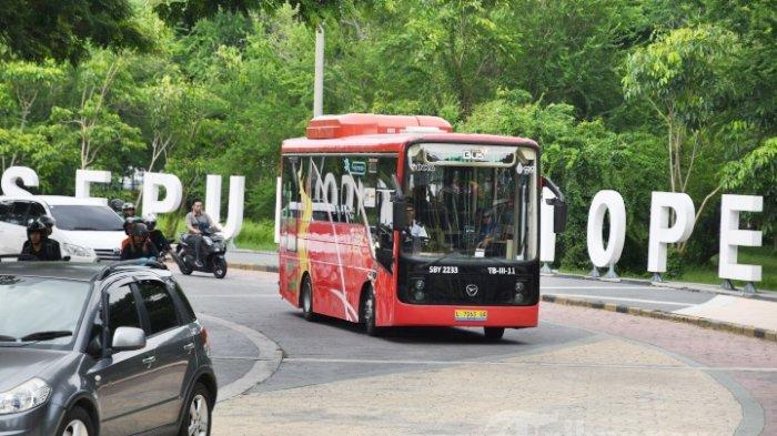 ARMADA ANGKUTAN UMUM - Contoh bus angkutan umum bertenaga listrik yang ramah lingkungan sudah beredar di jalan melayani penumpang.