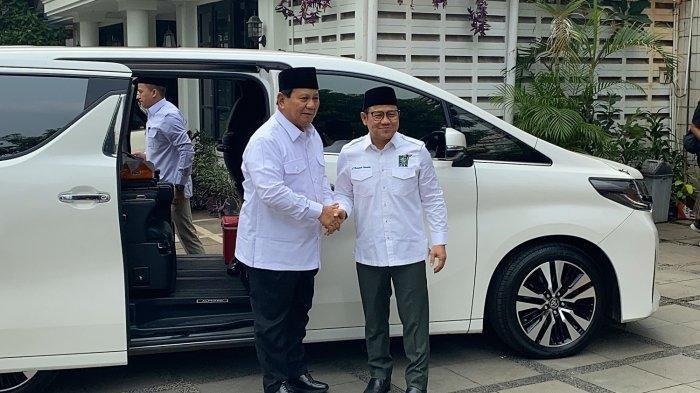 Ketua Umum Partai Kebangkitan Bangsa (PKB) Muhaimin Iskandar alias Cak Imin menyambut kedatangan Presiden Terpilih 2024-2029 Prabowo Subianto di Kantor DPP PKB, Menteng, Jakarta Pusat, Rabu (24/4/2024).