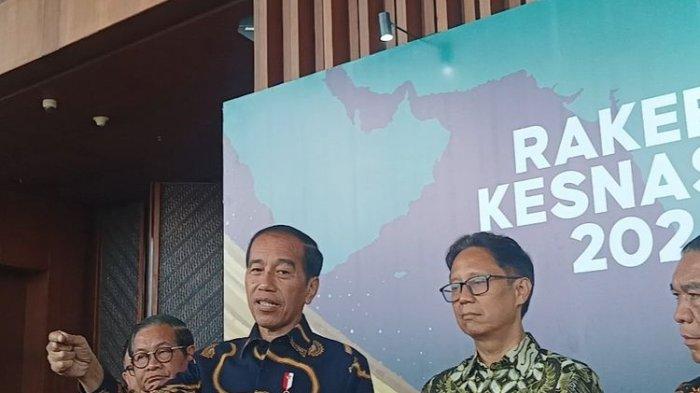 Presiden Joko Widodo saat memberikan keterangan pers usai menghadiri Rakernas Kesehatan Nasional 2024 di ICE BSD, Tangerang, Banten, Rabu (24/4/2024).