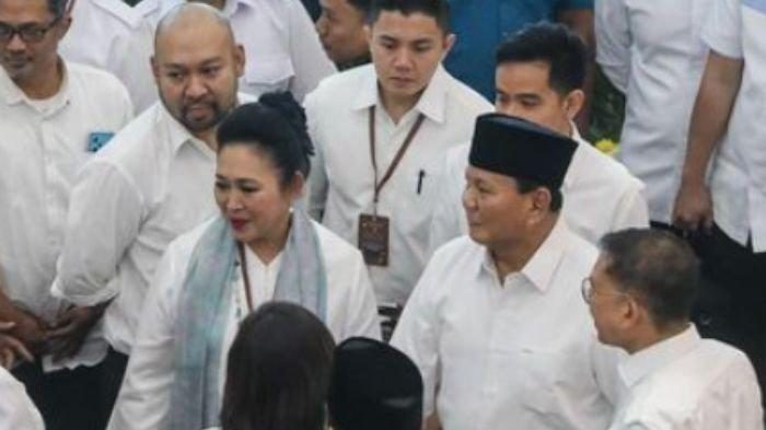 Kebersamaan Titiek Soeharto dan Prabowo dalam penetapan resmi Prabowo-Gibran oleh KPU sebagai Presiden dan Wakil Presiden terpilih periode 2024-2029. Inilah reaksi Titiek Soeharto usai ditanya kemungkinan mendampingi Prabowo sebagai ibu negara.