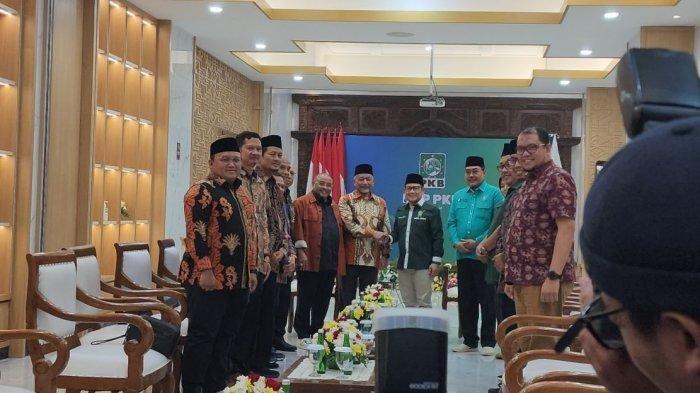 PKS DAN PKB - Presiden DPP PKS Ahmad Syaikhu beserta jajaran menemui pimpinan pengurus PKB dipimpin Ketua Umum Muhaimin Iskandar di DPP PKB, Jalan Raden Saleh, Jakarta Pusat, Kamis (25/4/2024) malam. Petinggi PKS dan PKB bertemu usai Nasdem resmi dukung Prabowo-Gibra. Jadi inikah akhir Koalisi Perubahan yang mengusung Anies-Muhaimin di Pilpres 2024