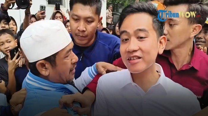 Sosok pria di Muara Baru, Penjaringan, Jakarta Utara, diamankan Paspampres gara-gara menarik leher cawapres terpilih, Gibran Rakabuming Raka, hingga nyaris terjatuh.